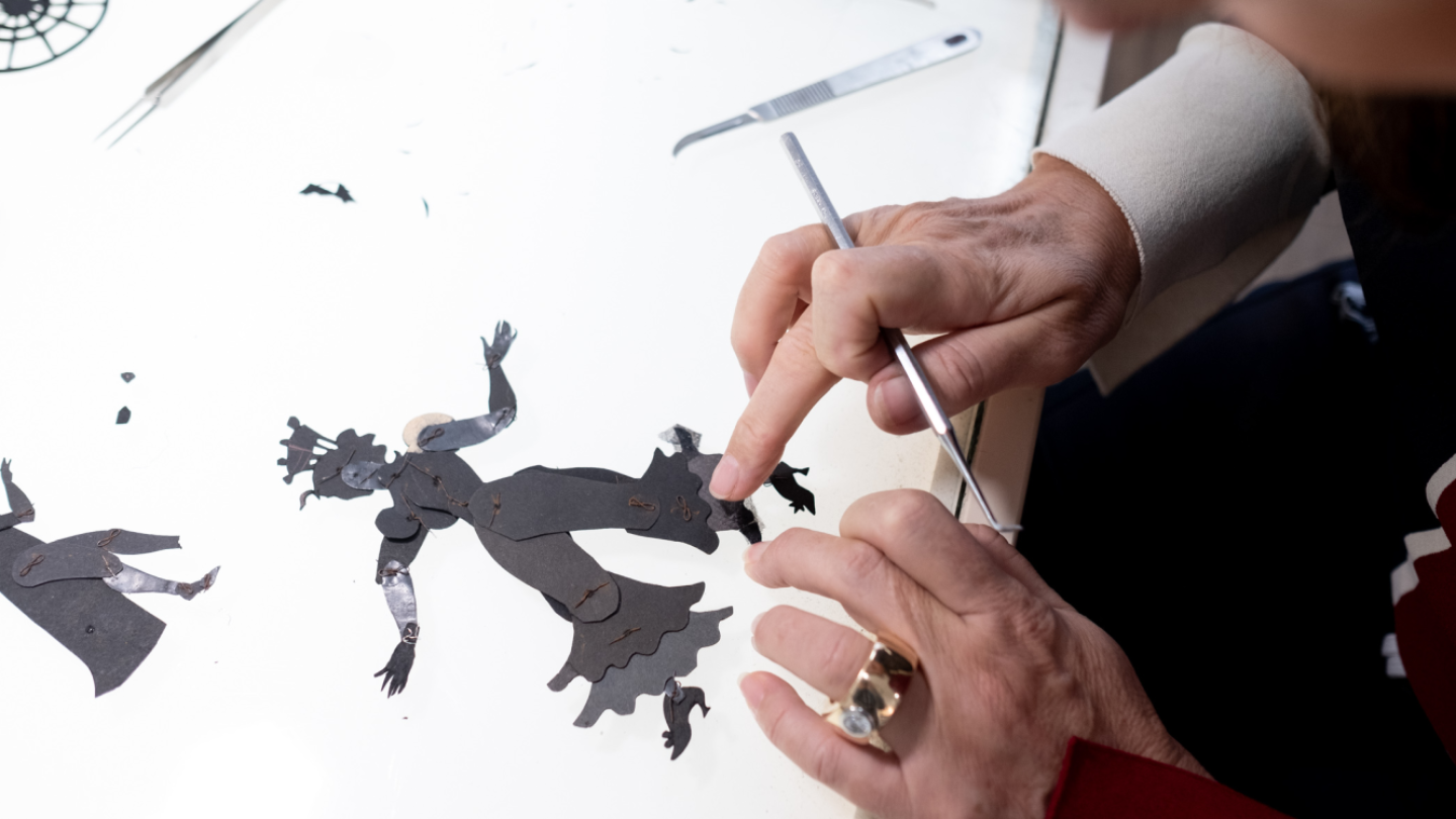 Hinterkleben von fragilen Bereichen an Schattenspielfiguren von Lotte Reiniger mit eingefärbten Japanpapier.